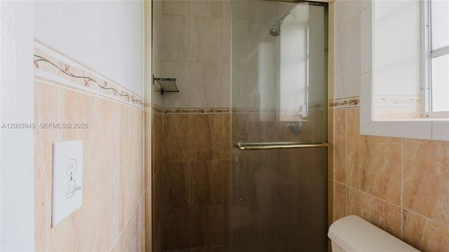 1300 NE 204th St 1300, Miami, FL 33179