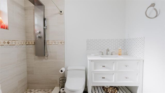 1300 NE 204th St 1300, Miami, FL 33179