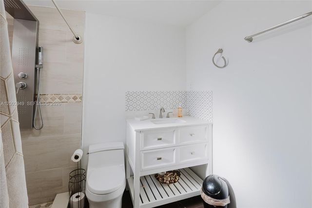 1300 NE 204th St 1300, Miami, FL 33179