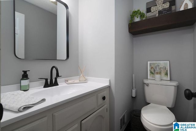 917 MOUNTAIN BRANCH CIRCLE, Vestavia Hills, AL 35226