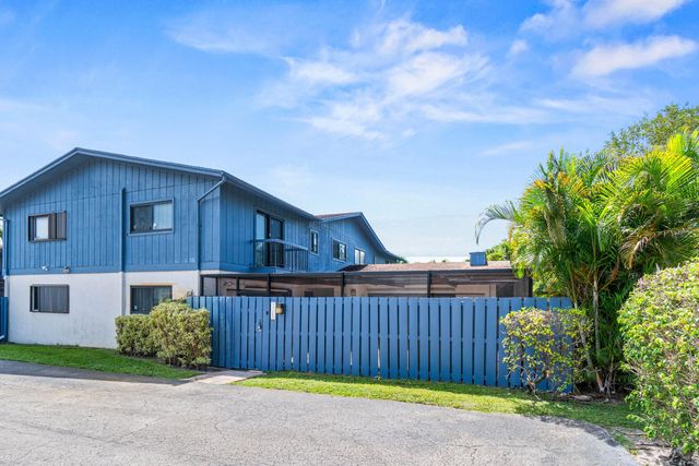 4585 Holly Lake Drive, Lake Worth, FL 33463
