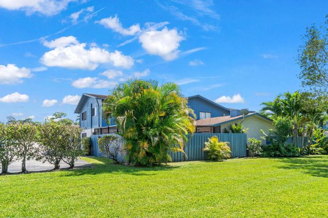 4585 Holly Lake Drive, Lake Worth, FL 33463