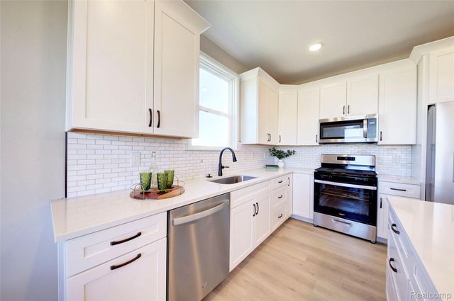 688 Round Rock Drive, Howell, MI 48843