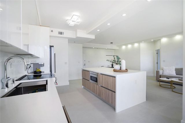 19101 Mystic Pointe Dr 111, Aventura, FL 33180