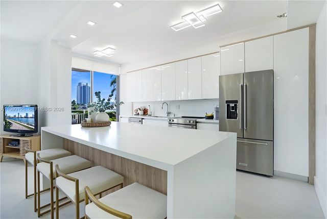 19101 Mystic Pointe Dr 111, Aventura, FL 33180