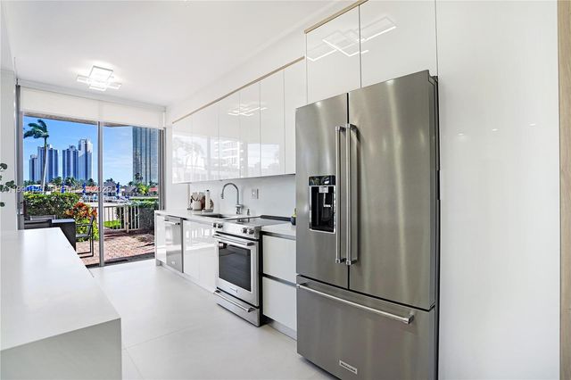 19101 Mystic Pointe Dr 111, Aventura, FL 33180