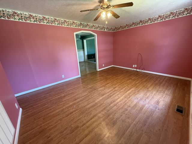 2119 Stevens Dr, Westmoreland, TN 37186