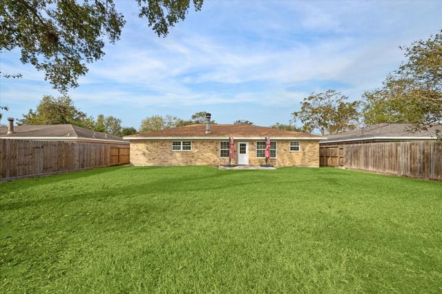 2107 Kingsway Drive, League City, TX 77573
