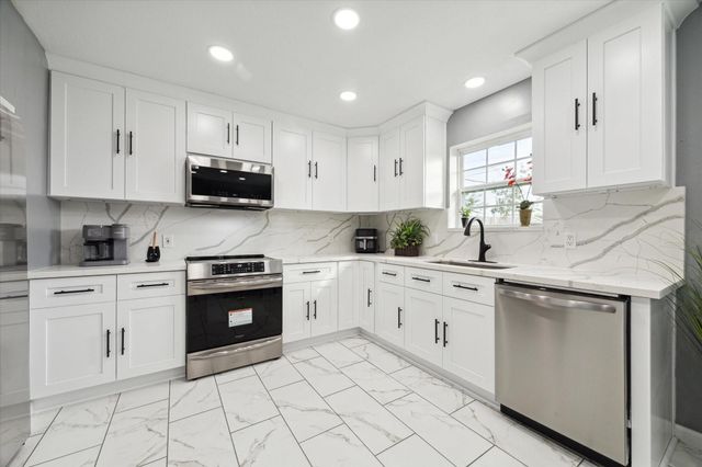 2107 Kingsway Drive, League City, TX 77573