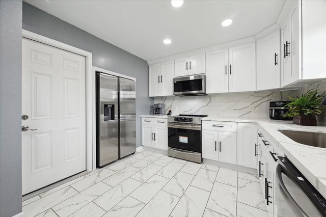 2107 Kingsway Drive, League City, TX 77573