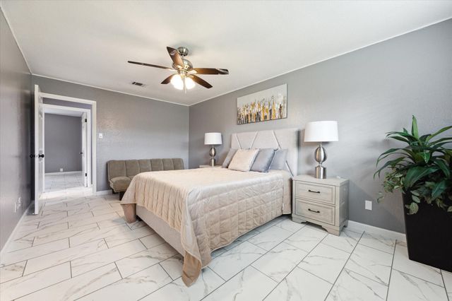 2107 Kingsway Drive, League City, TX 77573
