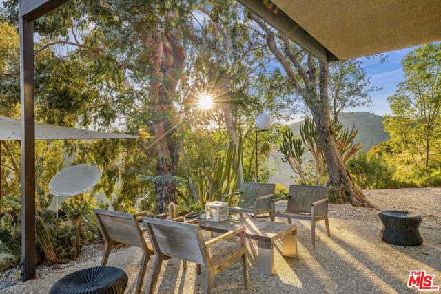 1531 N Tigertail Road, Los Angeles, CA 90049