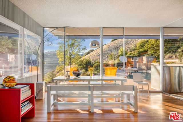 1531 N Tigertail Road, Los Angeles, CA 90049