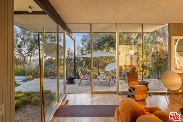 1531 N Tigertail Road, Los Angeles, CA 90049