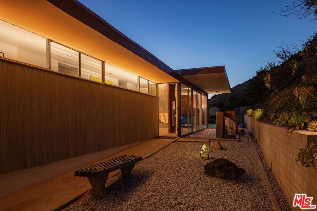 1531 N Tigertail Road, Los Angeles, CA 90049