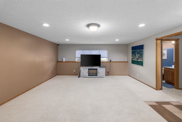 729 S Bedford Cir, Wichita, KS 67207