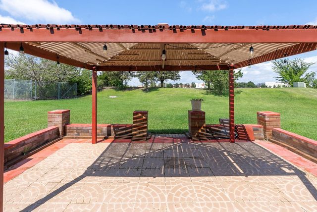 729 S Bedford Cir, Wichita, KS 67207