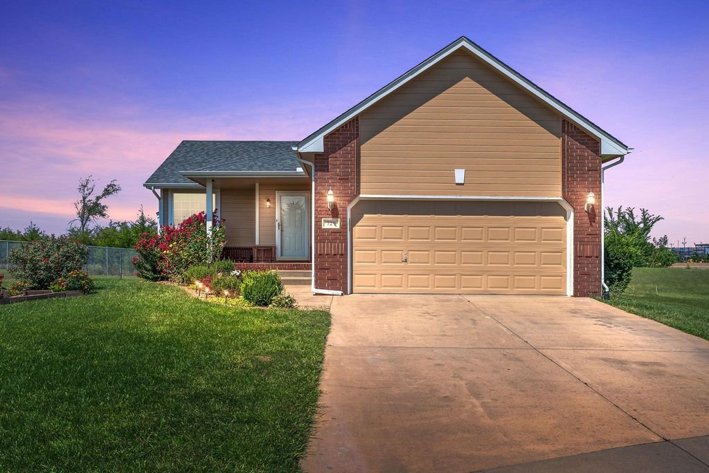 729 S Bedford Cir, Wichita, KS 67207