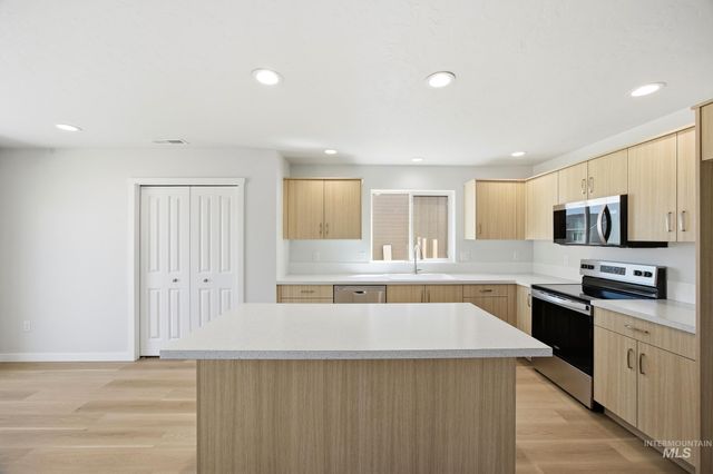 504 Waverly Ave, Middleton, ID 83644