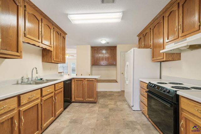 102 Meadow Court, Warner Robins, GA 31088
