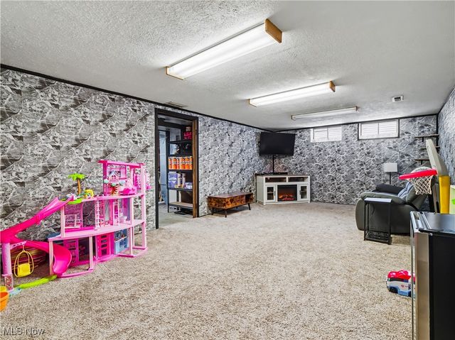 10000 Munich Drive, Parma, OH 44130