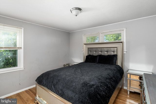 8 BENSON LN, Hamilton, NJ 08610