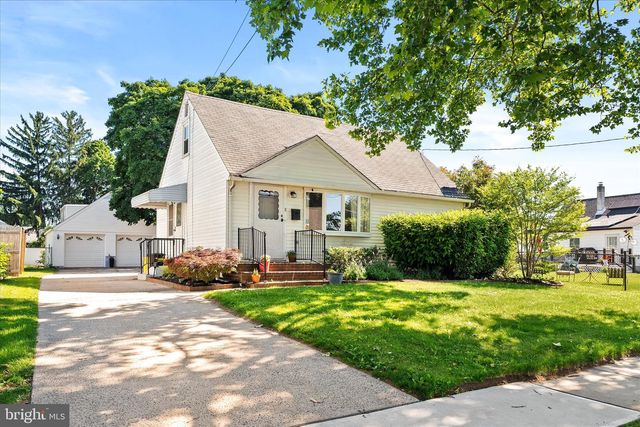 8 BENSON LN, Hamilton, NJ 08610