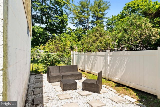 8 BENSON LN, Hamilton, NJ 08610