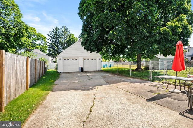 8 BENSON LN, Hamilton, NJ 08610