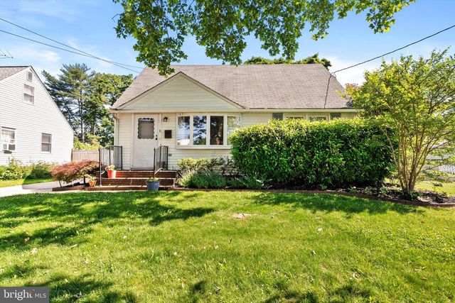 8 BENSON LN, Hamilton, NJ 08610