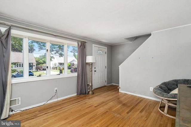 8 BENSON LN, Hamilton, NJ 08610