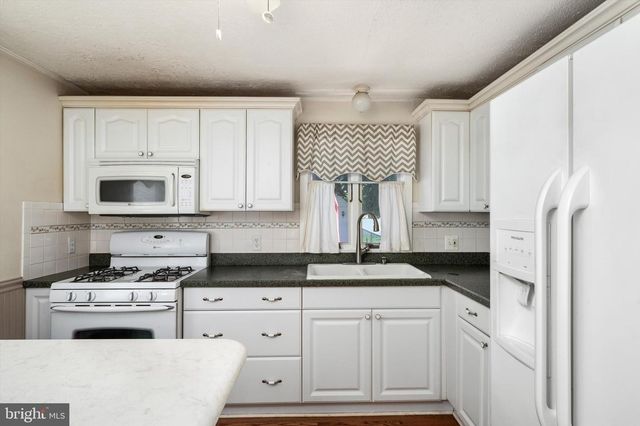 8 BENSON LN, Hamilton, NJ 08610
