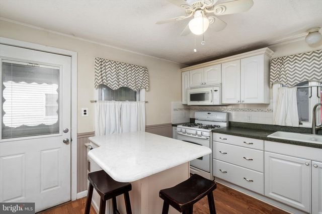 8 BENSON LN, Hamilton, NJ 08610