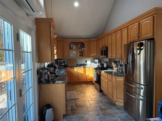 40 Alton Road, Babylon, NY 11702