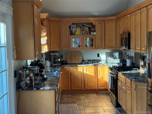 40 Alton Road, Babylon, NY 11702