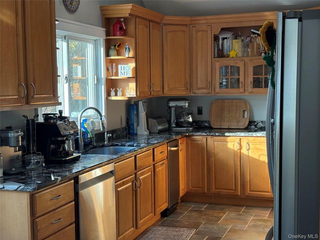 40 Alton Road, Babylon, NY 11702