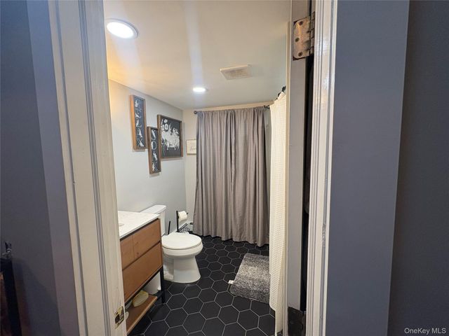 40 Alton Road, Babylon, NY 11702