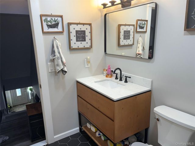 40 Alton Road, Babylon, NY 11702