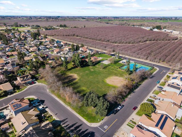 71 Reed Rd, Oakdale, CA 95361