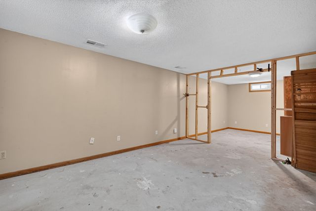 3889 92nd Drive, Urbandale, IA 50322