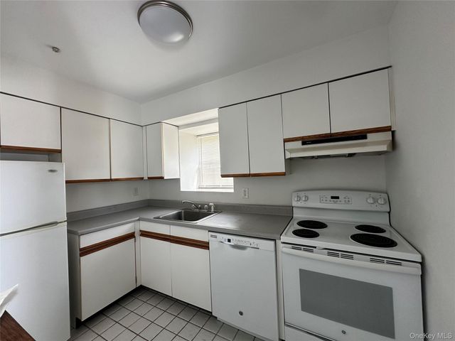 101 Sylvan Avenue 65, Miller Place, NY 11764