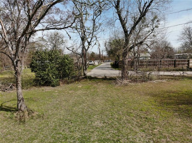 1001 Hunters Lane, Bryan, TX 77803