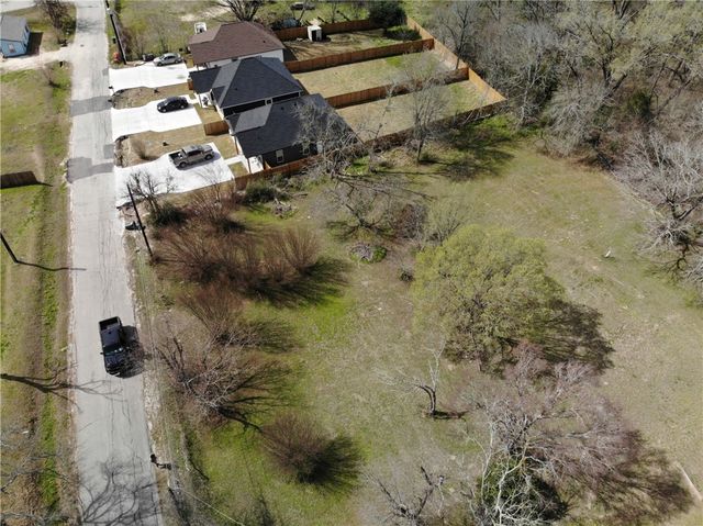 1001 Hunters Lane, Bryan, TX 77803