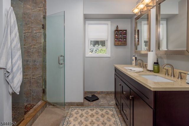 10 Dixon Rd, Franklin Boro, NJ 07416