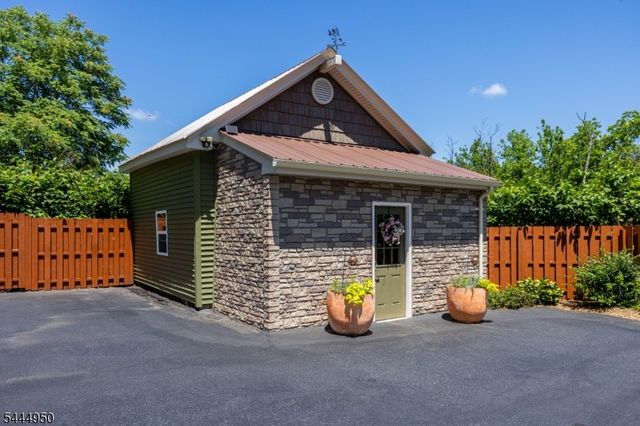 10 Dixon Rd, Franklin Boro, NJ 07416