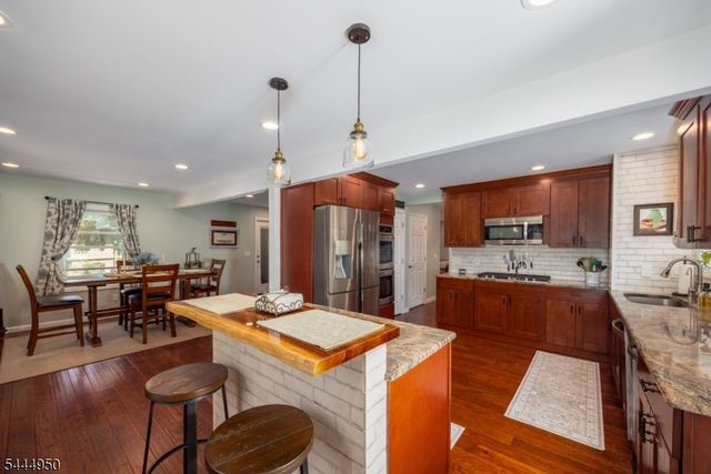 10 Dixon Rd, Franklin Boro, NJ 07416