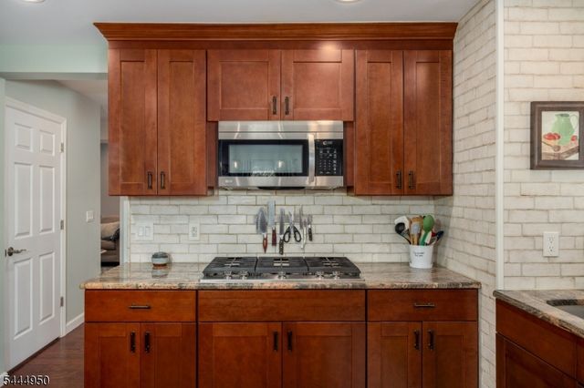 10 Dixon Rd, Franklin Boro, NJ 07416