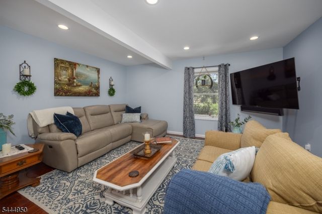 10 Dixon Rd, Franklin Boro, NJ 07416