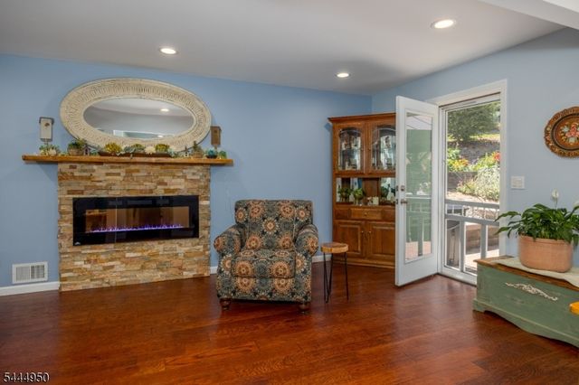 10 Dixon Rd, Franklin Boro, NJ 07416