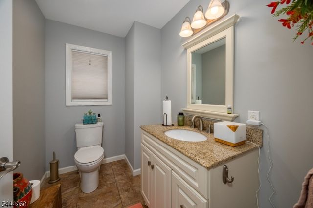 10 Dixon Rd, Franklin Boro, NJ 07416